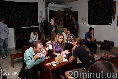 В Житомирі у "Кавоманії" вдруге відкрилась виставка флюорного мистецтва на сайті 20minut.ua В Житомирі у "Кавоманії" вдруге відкрилась виставка флюорного мистецтва, фото №8 на сайті 20minut.ua