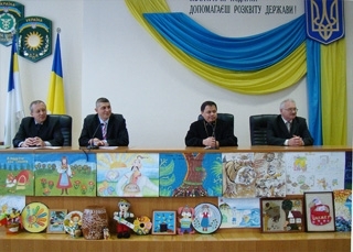 За намальовані податки маленькі хмельничани отримали плеєри, фото №1 на сайті vsim.ua