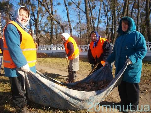 Працівники житомирського виконкому вийшли на підмітання вулиць, фото №1 на сайті 20minut.ua