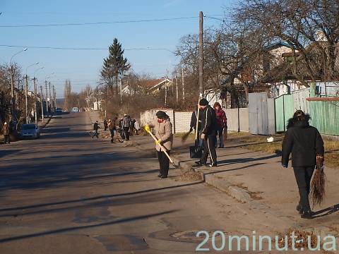 Працівники житомирського виконкому вийшли на підмітання вулиць, фото №3 на сайті 20minut.ua