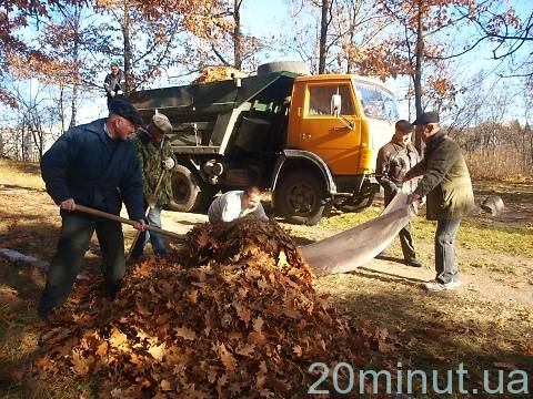 Працівники житомирського виконкому вийшли на підмітання вулиць, фото №7 на сайті 20minut.ua