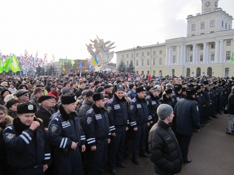 У Хмельницькому сварились підприємці і влада: губернатора закидали яйцями (ОНОВЛЕНО), фото №16 на сайті vsim.ua