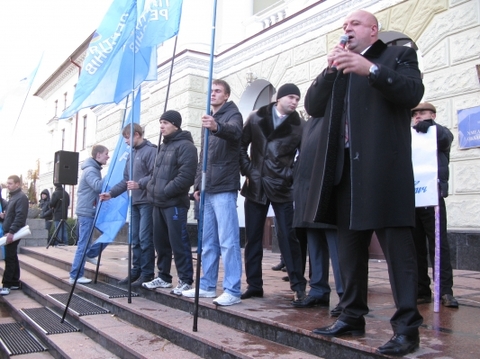 У Хмельницькому сварились підприємці і влада: губернатора закидали яйцями (ОНОВЛЕНО), фото №21 на сайті vsim.ua