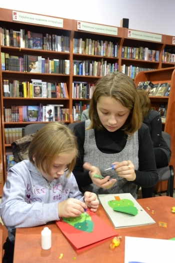 Маленькі тернополяни слухали казку і виготовляли листівки до Різдва на сайті 20minut.ua Маленькі тернополяни слухали казку і виготовляли листівки до Різдва, фото №2 на сайті 20minut.ua