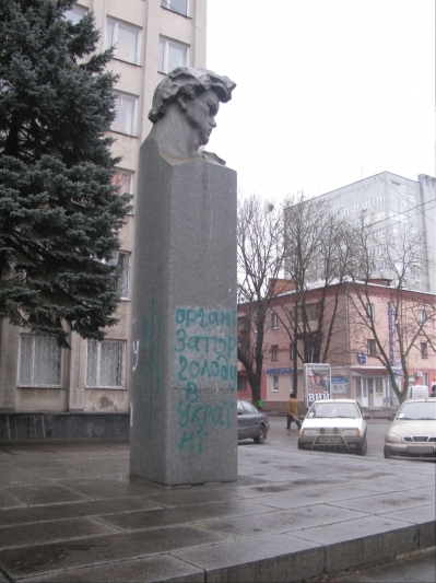 У Хмельницькому розмалювали пам’ятник комуністу-революціонеру, фото №1 на сайті vsim.ua