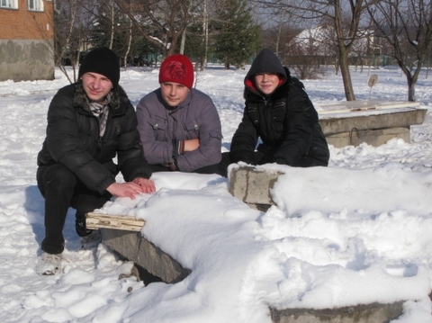  Маленька хмельничанка впала у колодязь біля школи, фото №2 на сайті vsim.ua
