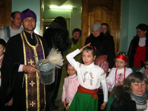  Сиротам з Хмельницького читали проповідь, а вони збирали повітряні кульки, фото №3 на сайті vsim.ua