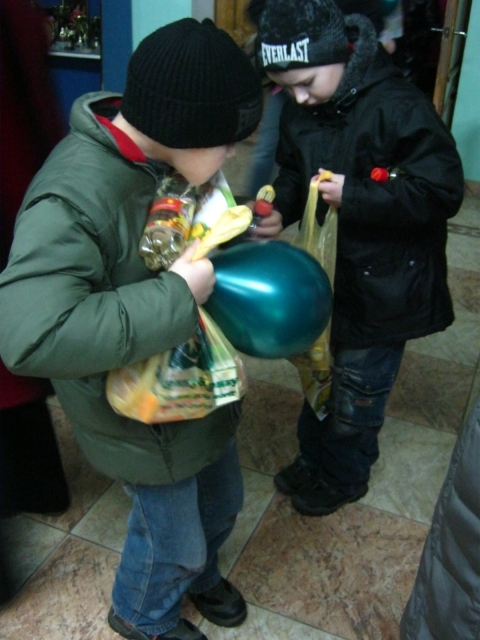  Сиротам з Хмельницького читали проповідь, а вони збирали повітряні кульки, фото №6 на сайті vsim.ua