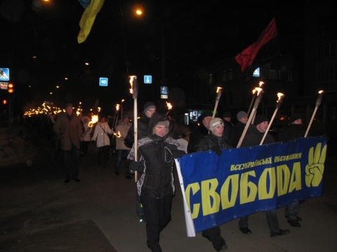 У Хмельницькому вшанували пам’ять Героїв Крут: із запізненням і смолоскипами, фото №2 на сайті vsim.ua
