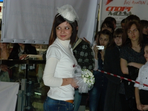 На весільній виставці у Тернополі з’їли фруктове серце і кидалися букетами на сайті 20minut.ua На весільній виставці у Тернополі з’їли фруктове серце і кидалися букетами, фото №1 на сайті 20minut.ua
