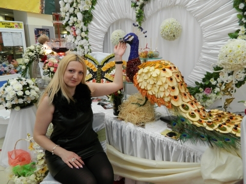 На весільній виставці у Тернополі з’їли фруктове серце і кидалися букетами на сайті 20minut.ua На весільній виставці у Тернополі з’їли фруктове серце і кидалися букетами, фото №5 на сайті 20minut.ua