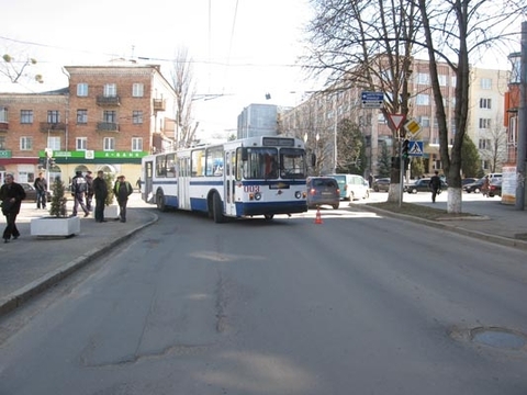 У Хмельницькому тролейбус розчавив жінці пальці, фото №1 на сайті vsim.ua