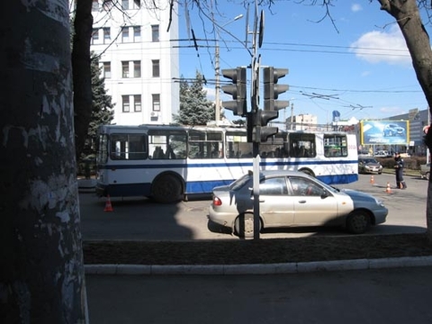 У Хмельницькому тролейбус розчавив жінці пальці, фото №4 на сайті vsim.ua