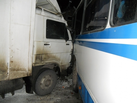 У Хмельницькому вантажівка збила автобус: жертв немає на сайті vsim.ua У Хмельницькому вантажівка збила автобус: жертв немає, фото №2 на сайті vsim.ua