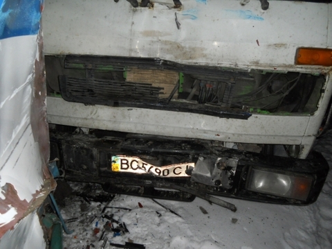 У Хмельницькому вантажівка збила автобус: жертв немає на сайті vsim.ua У Хмельницькому вантажівка збила автобус: жертв немає, фото №5 на сайті vsim.ua