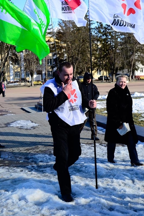 У Хмельницькому Януковичу показали червону картку на сайті vsim.ua У Хмельницькому Януковичу показали червону картку, фото №14 на сайті vsim.ua