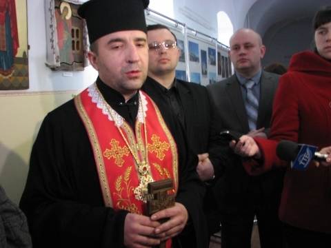 Читає особливу молитву перед написанням ікон на сайті 20minut.ua Читає особливу молитву перед написанням ікон, фото №1 на сайті 20minut.ua