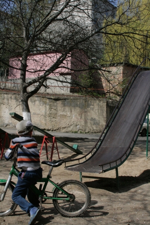Горки-убийцы и качели-калечки развивают винницких детей, фото №2 на сайті 20minut.ua