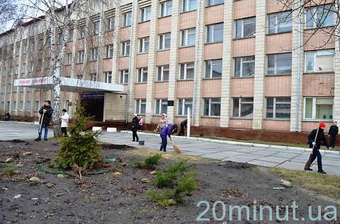 Прибирати місто на суботник вийшов Дебой і три тисячі житомирян на сайті 20minut.ua Прибирати місто на суботник вийшов Дебой і три тисячі житомирян, фото №1 на сайті 20minut.ua