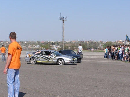 Спалили 30 коліс на автошоу в тернопільському аеропорту (оновлено), фото №2 на сайті 20minut.ua