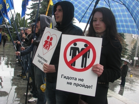 Свободівці та "сектанти з парку" вийшли на пікет на сайті 20minut.ua Свободівці та "сектанти з парку" вийшли на пікет, фото №2 на сайті 20minut.ua
