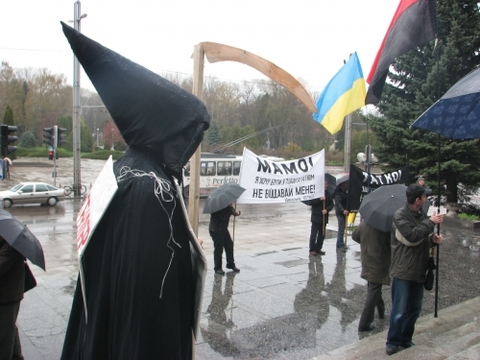 Свободівці та "сектанти з парку" вийшли на пікет на сайті 20minut.ua Свободівці та "сектанти з парку" вийшли на пікет, фото №3 на сайті 20minut.ua