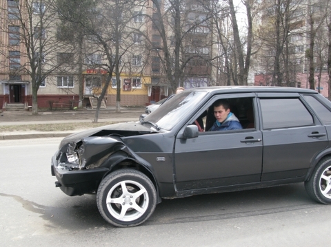 У Хмельницькому мерс «поцілував» дев’ятку, фото №2 на сайті vsim.ua