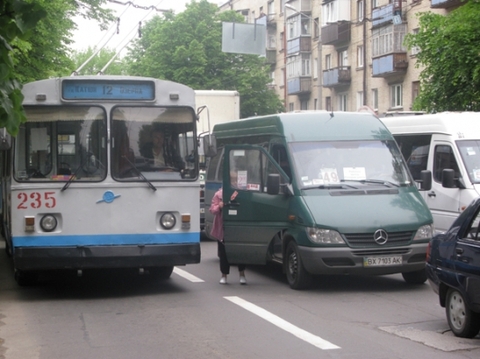 День Перемоги у Хмельницькому: з БТР, фронтовиками і квітами, фото №1 на сайті vsim.ua