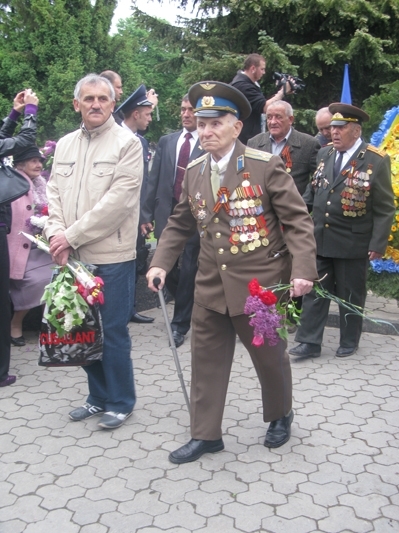 День Перемоги у Хмельницькому: з БТР, фронтовиками і квітами, фото №15 на сайті vsim.ua