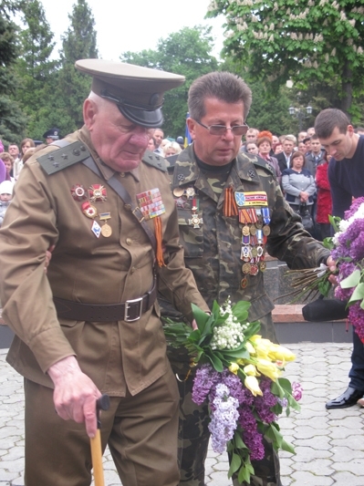 День Перемоги у Хмельницькому: з БТР, фронтовиками і квітами, фото №16 на сайті vsim.ua