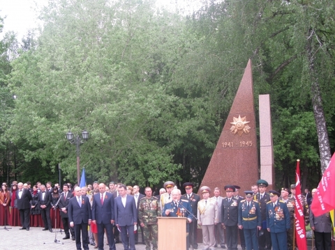 День Перемоги у Хмельницькому: з БТР, фронтовиками і квітами, фото №19 на сайті vsim.ua