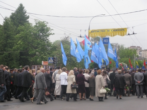 День Перемоги у Хмельницькому: з БТР, фронтовиками і квітами, фото №2 на сайті vsim.ua