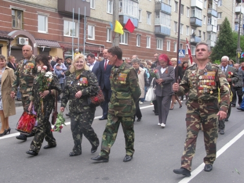 День Перемоги у Хмельницькому: з БТР, фронтовиками і квітами, фото №23 на сайті vsim.ua
