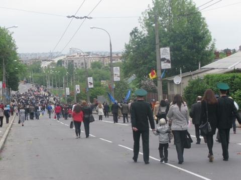 День Перемоги у Хмельницькому: з БТР, фронтовиками і квітами, фото №24 на сайті vsim.ua