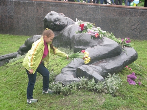 День Перемоги у Хмельницькому: з БТР, фронтовиками і квітами, фото №25 на сайті vsim.ua