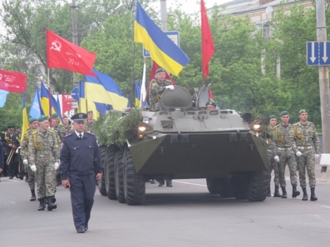 День Перемоги у Хмельницькому: з БТР, фронтовиками і квітами, фото №5 на сайті vsim.ua