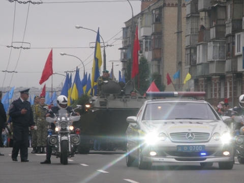 День Перемоги у Хмельницькому: з БТР, фронтовиками і квітами, фото №7 на сайті vsim.ua
