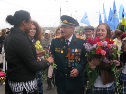 День Перемоги у Хмельницькому: з БТР, фронтовиками і квітами, фото №8 на сайті vsim.ua