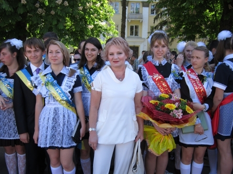 На випуску у Хмельницькому отримували медалі та танцювали вальс, фото №1 на сайті vsim.ua