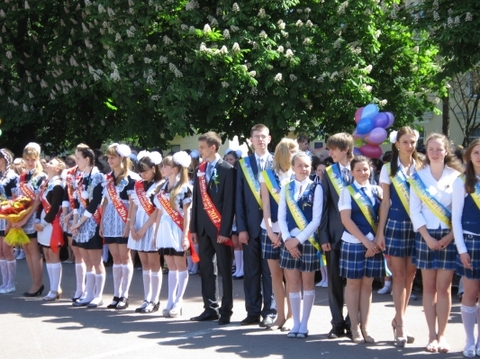 На випуску у Хмельницькому отримували медалі та танцювали вальс, фото №2 на сайті vsim.ua