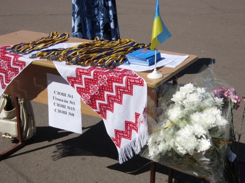 На випуску у Хмельницькому отримували медалі та танцювали вальс, фото №3 на сайті vsim.ua