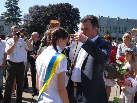 На випуску у Хмельницькому отримували медалі та танцювали вальс, фото №4 на сайті vsim.ua