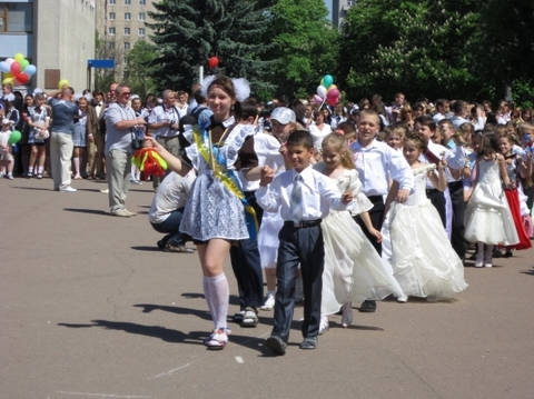 На випуску у Хмельницькому отримували медалі та танцювали вальс, фото №8 на сайті vsim.ua