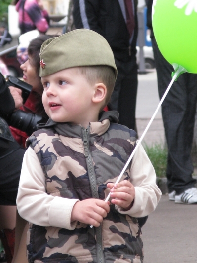 Стиль Дня Перемоги: георгіївські стрічки, камуфляж і пілотки, фото №3 на сайті vsim.ua