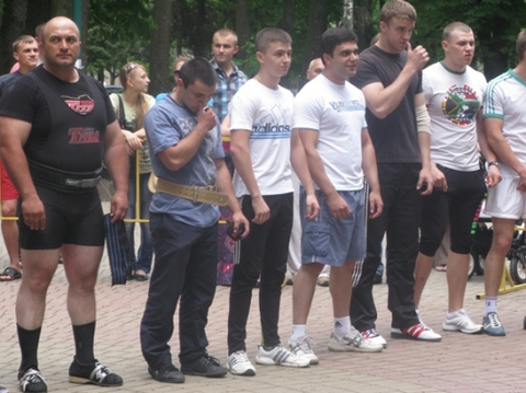 У Хмельницькому в парку піднімали штангу і боролися на руках на сайті vsim.ua У Хмельницькому в парку піднімали штангу і боролися на руках, фото №8 на сайті vsim.ua