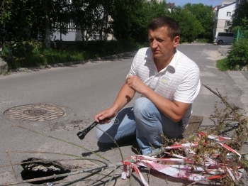 У Тернополі посеред дороги - яма з проваллям на сайті 20minut.ua У Тернополі посеред дороги - яма з проваллям, фото №1 на сайті 20minut.ua