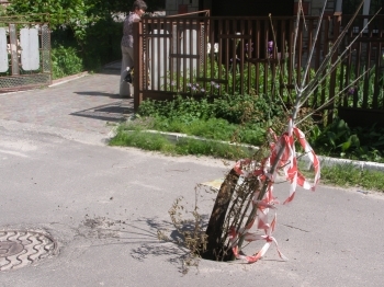 У Тернополі посеред дороги - яма з проваллям на сайті 20minut.ua У Тернополі посеред дороги - яма з проваллям, фото №2 на сайті 20minut.ua
