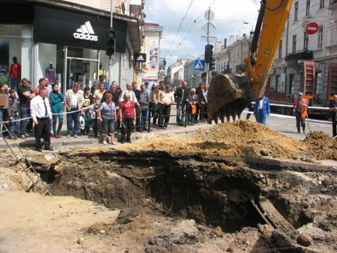 Тернопіль: провалля на Руській уже має 10 метрів в глибину, фото №1 на сайті 20minut.ua