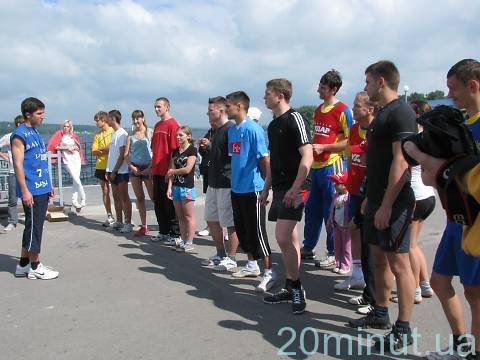 У Тернополі молодь бігала довкола озера на сайті 20minut.ua У Тернополі молодь бігала довкола озера, фото №1 на сайті 20minut.ua