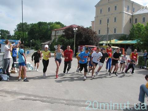 У Тернополі молодь бігала довкола озера на сайті 20minut.ua У Тернополі молодь бігала довкола озера, фото №2 на сайті 20minut.ua